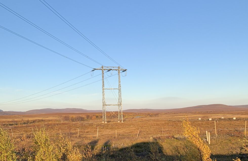 Illustsrasjonsfoto viser den nye 420 kV-lin­jen på Sen­na­land­et.
 Foto: Privat