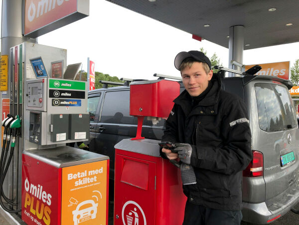 Fyller tanken med bilskiltet