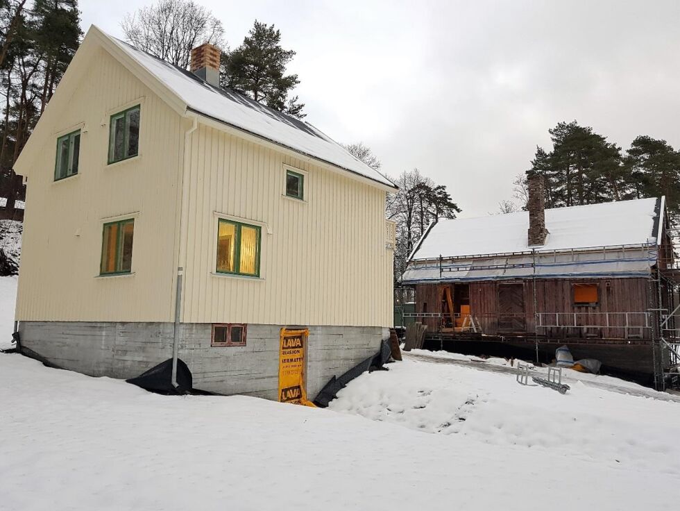 Etterkrigsbyggene som ble flyttet fra henholdsvis Olderfjord og Indre Billefjord til Norsk Folkemuseum, er nå begge gjenoppført på museet. Det gjenstår noe arbeid innendørs i begge byggene, og fjøset skal males utvendig når vinteren slipper taket, men utstillingen skal være klar til planlagt åpning i mai. Med bilder viser Norsk Folkemuseum noen glimt fra «Finnmark 1956» slik det så ut på tampen av 2018.
 Foto: Norsk folkemuseum