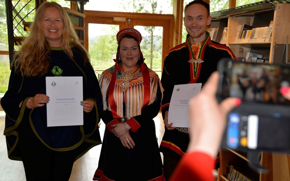 Generalsekretær i Norsk Fosterhjemsforening, Tone Granaas, sametingspresident Silje Karine Muotka (NSR) og sametingsråd Runar Myrnes Balto (NSR) med den ferske samarbeidsavtalen.
 Foto: Steinar Solaas