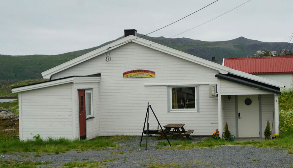 Gammelhuset ble bygd på dugnad av folk i Gjesvær etter siste verdenskrig. De siste årene er det gjort ny dugnadsinnsats for å gjøre huset til et godt forsamlinghus for folk i fiskeværet.
 Foto: Geir Johansen