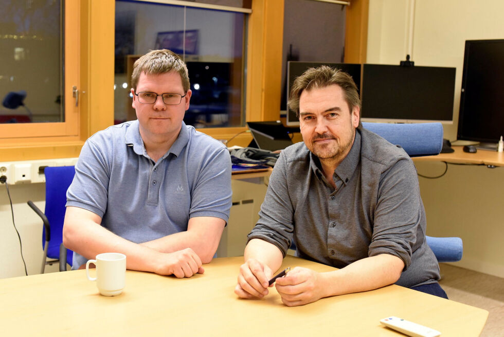 Det har siden før helgen blitt jobbet med å finne årsaken til bakteriefunnet i drikkevannet fra Lakselv vannverk. Øyvind Jonas (leder for kommunalteknikk) og Roger Martinussen (sektorleder), har sammen med blant andre driftsleder Jonny Olsen (ikke på bildet), jobbet med saken. Etter at det ble skiftet ut noen deler på vannverket, har vannprøvene vært rene.
Foto: Irene Andersen
