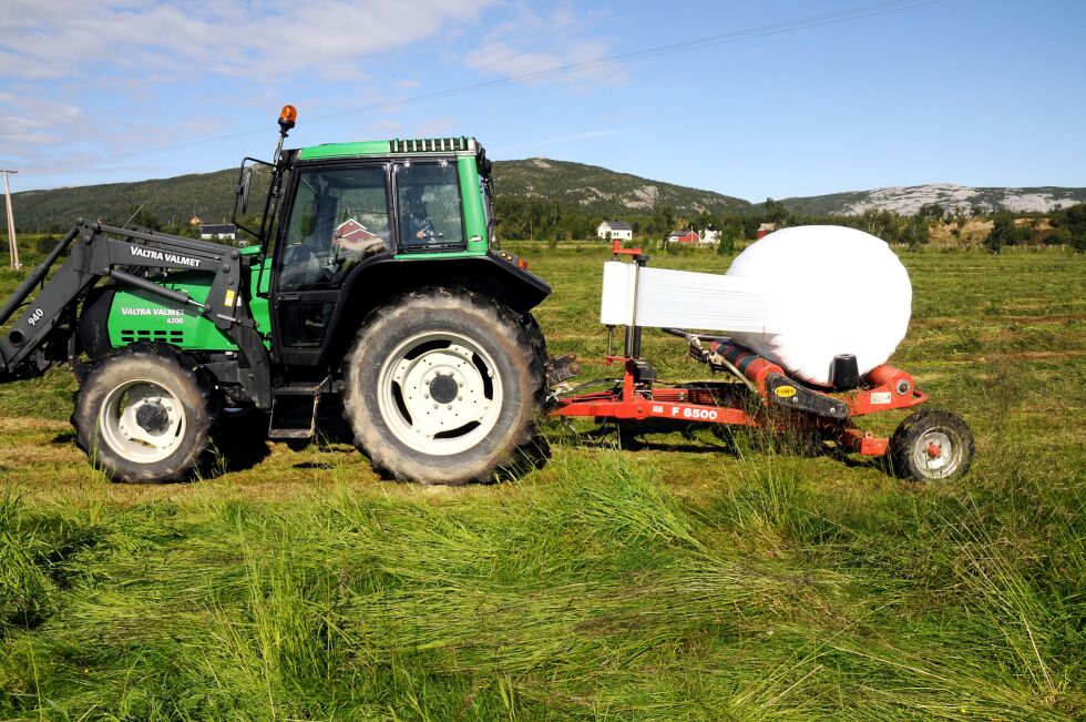 Grasfôrede husdyr er viktige for jordbruket i Nord-Norge. Her en rundballe under pakking.
 Foto: Oddgeir Johansen