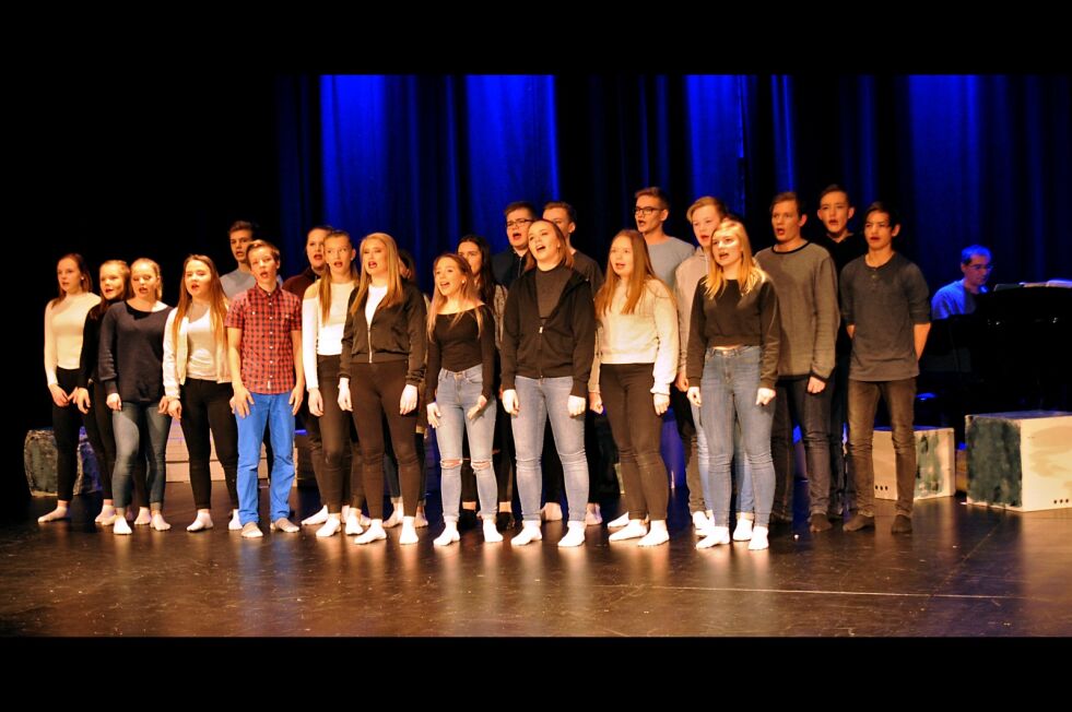 Elever ved ungdomstrinnet i Tana, det vil si Deanu sámeskuvla og Tanabru skole med valgfag sal og scene hadde denne uken premiere på stykket «Dum, dummere, dritings». Elevene høstet mange godord for forestillingen.
 Foto: Tom Hardy