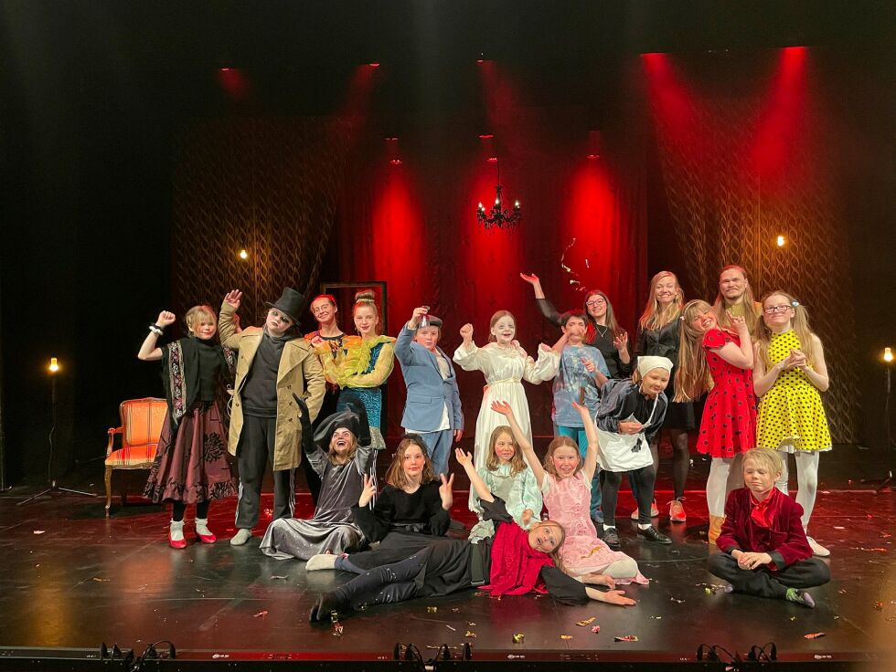 Bak fra venst­re: Aina Kath­rine Bal­to Anti, Alma Ballo, Ánne Mággá Wi­ge­li­us, Mar­tha Eli­se Ema­nu­el­sen, Pie­ra Lil­le, Sel­ma Louise Stø­len Erik­sen, Ser­gej Jor­da­nov, Da­ri­ja Jor­da­nov, Ella Mar­gre­the Smuk Bul­jo, Riik­ka Kosola, Ella Kat­rii­na Läns­man, An­dre­as Gundersen, Elen Kri­sti­ne Ema­nu­el­sen
For­an fra venst­re: Vil­de Ma­de­len Bal­la­ri, Eve­linn Erik­sen, Ann-So­fie Pet­ter­sen, Ida Lai­ti­nen Broch, Tho­mas Beravara og Maja Pe­der­sen Bren­li ligg­en­de for­an.
 Foto: Birgitte Wisur Olsen