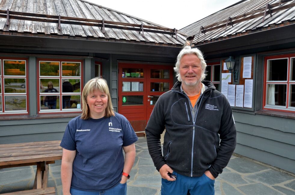 Daglig leder Gry Ingebretsen og naturveileder  Svein Ingebrigtsen ønsker publikum velkommen til Stabbursnes Naturhus og Museum.
 Foto: Roger Albrigtsen