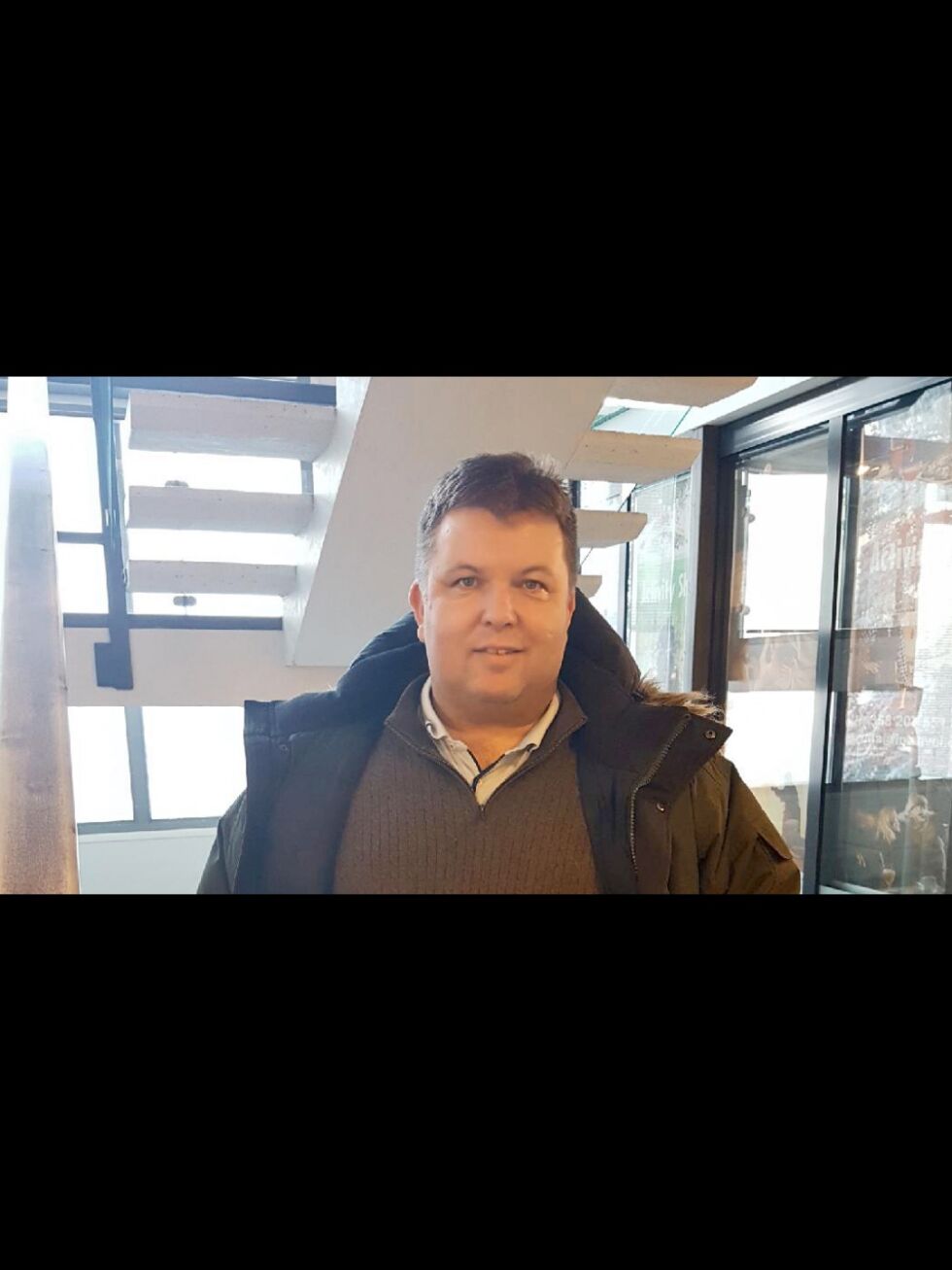 Bedriftsrådgiver Morten Ballari i Sápmi næringshage samt Tana og Nesseby næringsforening   har nå startet en kampanje der de oppfordrer folk om å handle lokalt.
 Foto: Tom Hardy