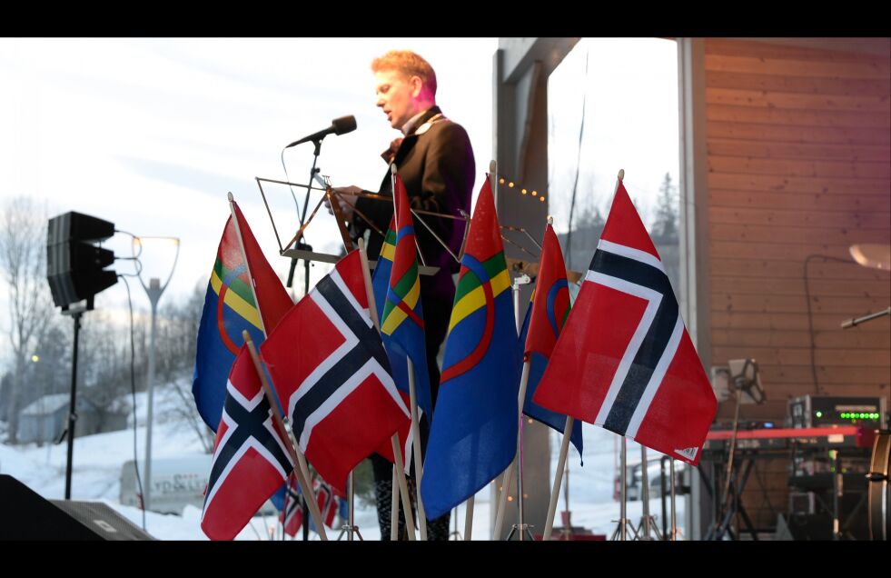 I forbindelse med Hattfjelldalkonferansen i mars, feiret kommunen innlemmelse i samisk språkområde med en gratiskonsert på torget. Her holder ordfører Harald Lie tale under samme arrangement.
 Foto: Steinar Solaas