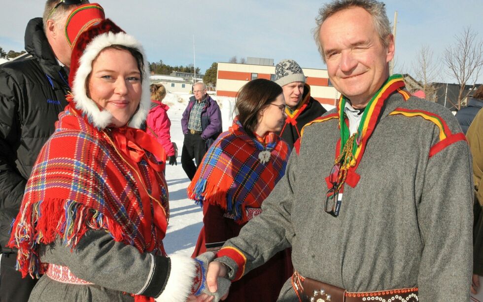 Alta kom­mu­ne tar nå min­nes­mer­ke et­ter Alta-ak­sjo­nen opp med Same­ting­et. Same­tings­råd Sil­je Mu­ot­ka får sak­en, som Alta sa­me­for­en­in­g lan­ser­te un­der hen­nes led­el­se i 2010. – Bor­det fan­ger, smi­ler kul­tur­le­der i Alta, Tor Hel­ge Reins­nes Moen, og Muotka er enig. Arkivfoto: Rita Heit­mann