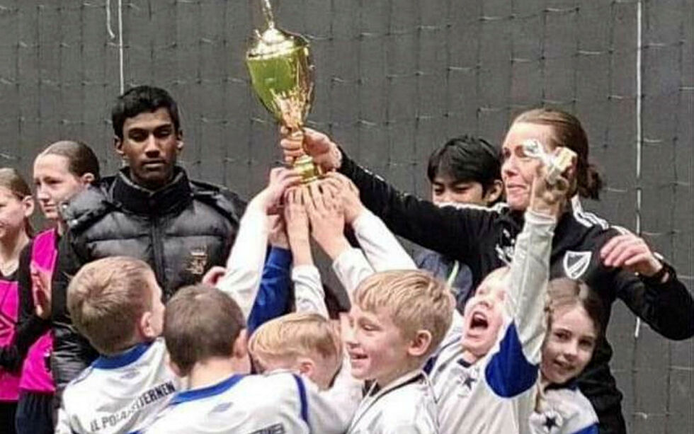 Polarstjernens lag i gutter 9 år kunne heve Fair play-pokalen etter at 7- og 9-åringene hadde unnagjort sine kamper.
 Foto: Privat