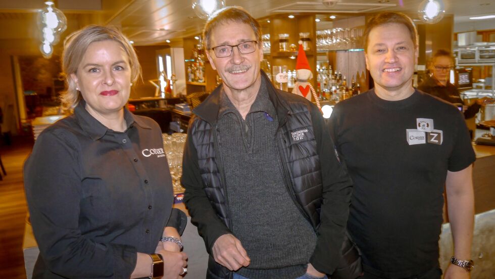 Corner Spiseri i Honningsvåg satser sterkt på lokal kortreist mat. Man har spesielt mange spennende fiskeretter på menyen. Nå vil man; i samarbeid med Nordkappregionen Næringshage, få formidlet langt mer informasjon om de lokale matrettene; samt fortelle om Corner sin historie. Fra venstre Marita Melsbø Nilsen, Stig Hansen fra Nordkappregionen Næringshage og daglig leder Odd-Arne Nilsen ved Corner Spiseri.
Foto: Geir Johansen