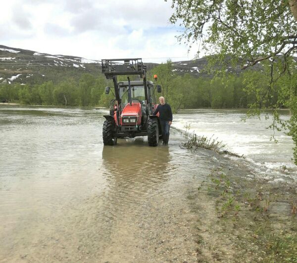 Huset omringet av flomvann