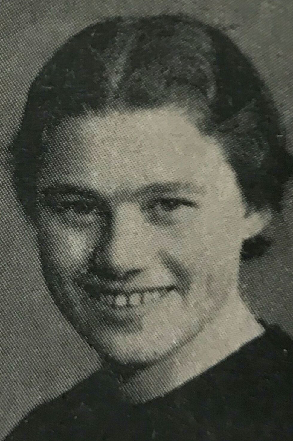 Johnhild Stensen var barnetante på Kolvik barnehjem. Hun kom opprinnelig fra Skjøtningberg og flyttet senere til Trondheim. Johnhild omkom sammen med de åtte barna. I juni 1943 ble urnen satt ned.