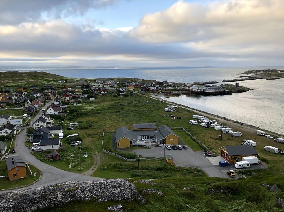 Operaen handler mye om identiteten til Bugøynes og dens innbyggere, som primært er etterkommere av finner, som flyktet fra sulten fra 1850 og noen tiår frem i tid.
 Foto: Ivar W. Kaski