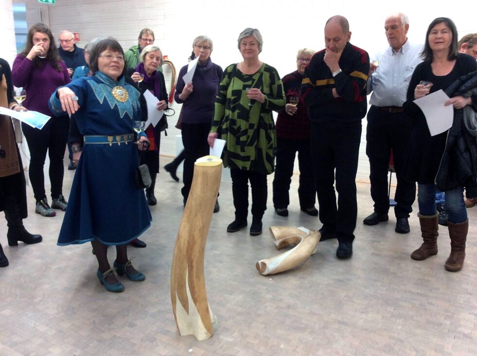 Ingunn Utsi bergtar publikum. Her foran skulpturen «I tiden».
 Foto: Kjersti Skavhaug