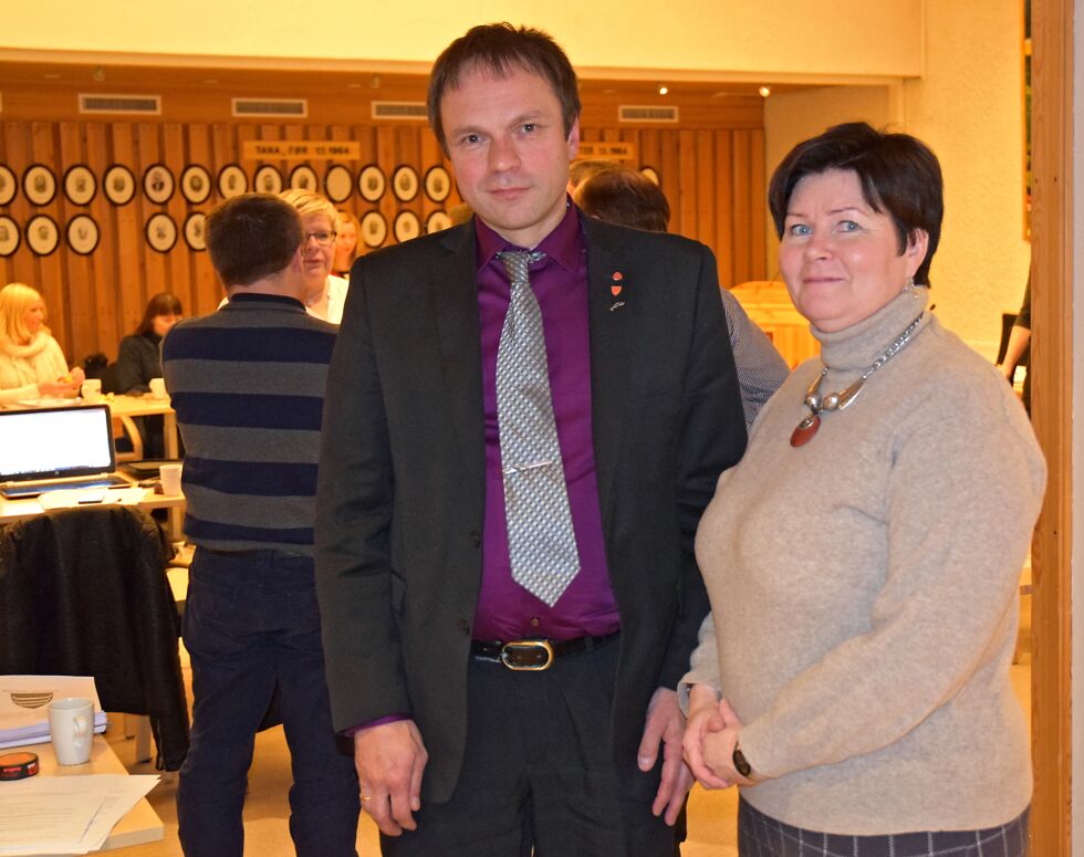 Ordfører Frank Ingilæ og varaordfører Elisabeth Erke sier det blir tøffere tider både for de ansatte i kommunen og for kommunens innbyggere i årene fremover.
 Foto: Torbjørn Ittelin