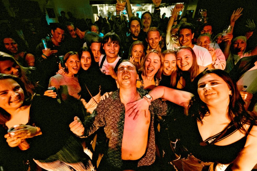 Det var god stemning under konsertene på Oggasjakka – og  publikum sang gjerne med på flere av sangene.
 Foto: Sverre Simonsen