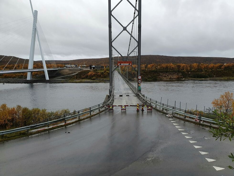 Den gamle asfalten ble freset vekk, og dette ble gjort uavhengig av om man skulle beholde brua eller rive den.  Foto: Tom Hardy