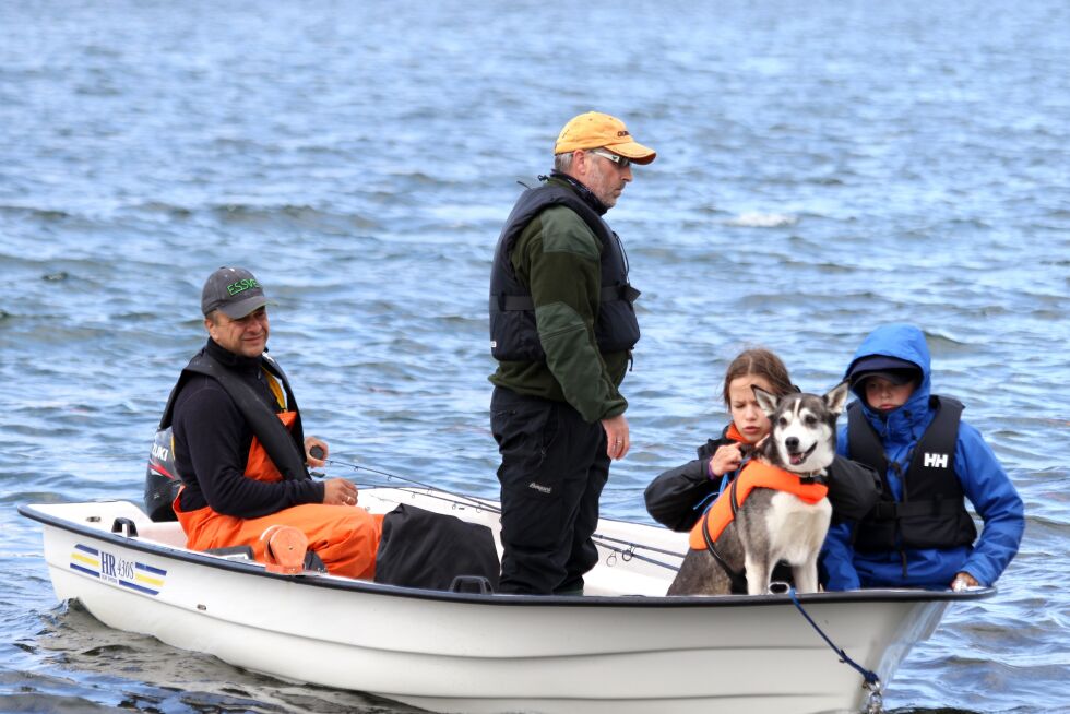 Familien Thorsteinsen og Nilsen kom først i land sammen med huskyen Freya som elsker å være til sjøs.
 Foto: Silje L. Kvammen