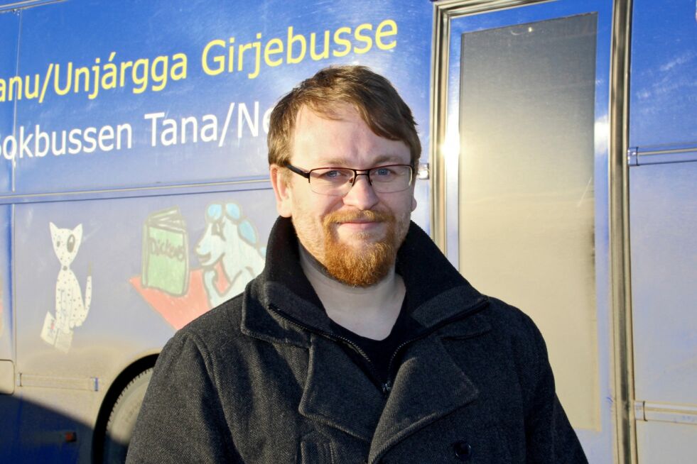 Biblioteksjef i Nesseby, Jørgen Betten, sier tjenestetilbudet fra Bokbussen er nødt til å bli endret om tilskuddet fra Sametinget blir redusert slik signalene nå er. – I verste fall er det kroken på døra, sier han.
 Foto: Torbjørn Ittelin