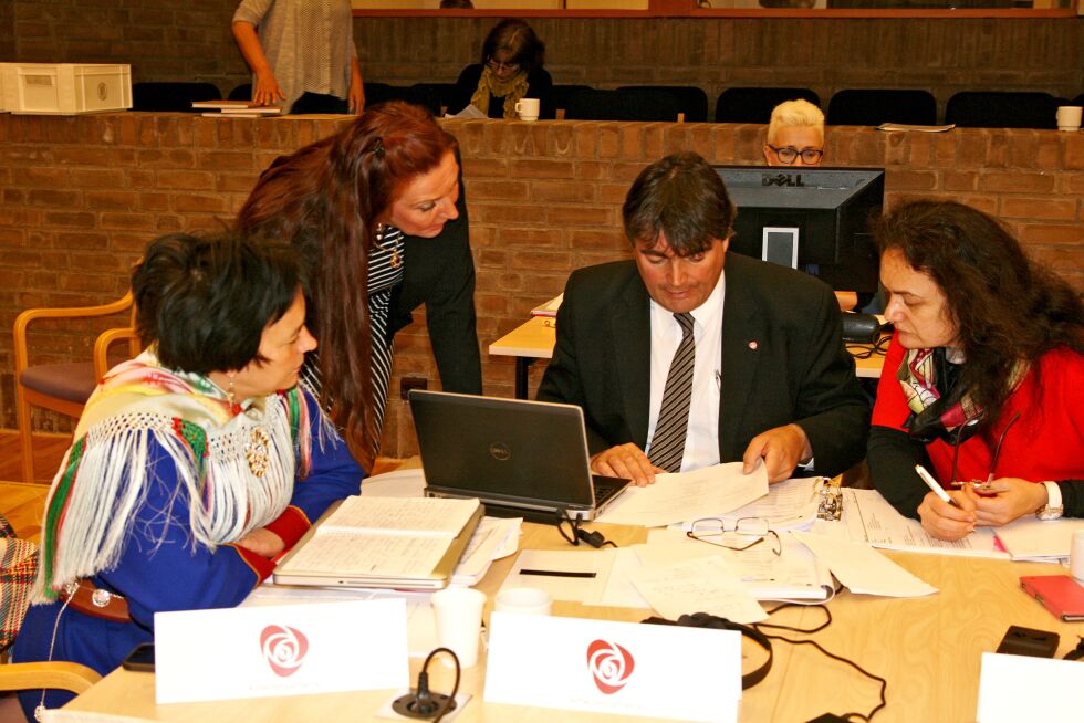 Aps Ragnhild Vassvik , Kari Lene Olsen, Remi Strand og Sylvi Jane Husebye i gruppemøte.
 Foto: Bjørn Hildonen