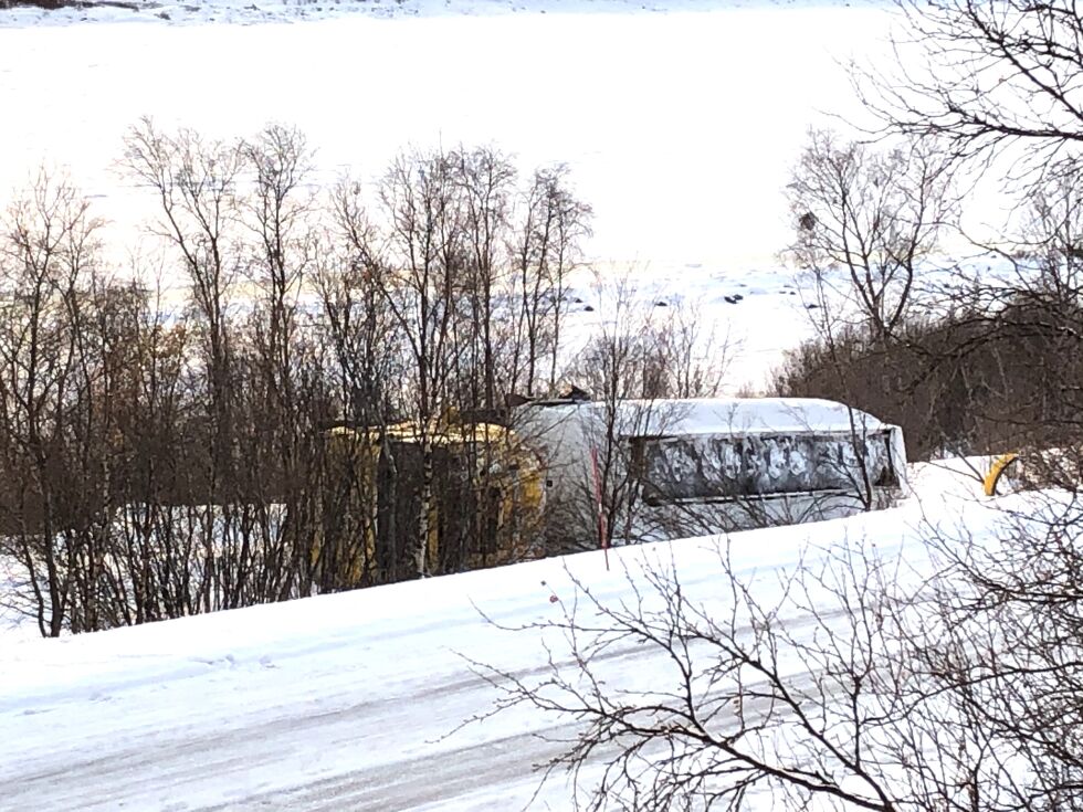 Politiet har rykket ut til en ulykke i Polmak der en tankbil har kjørt utfor veien på E6. Veien er akkurat nå stengt.
 Foto: Eilif Aslaksen/NRK Sápmi