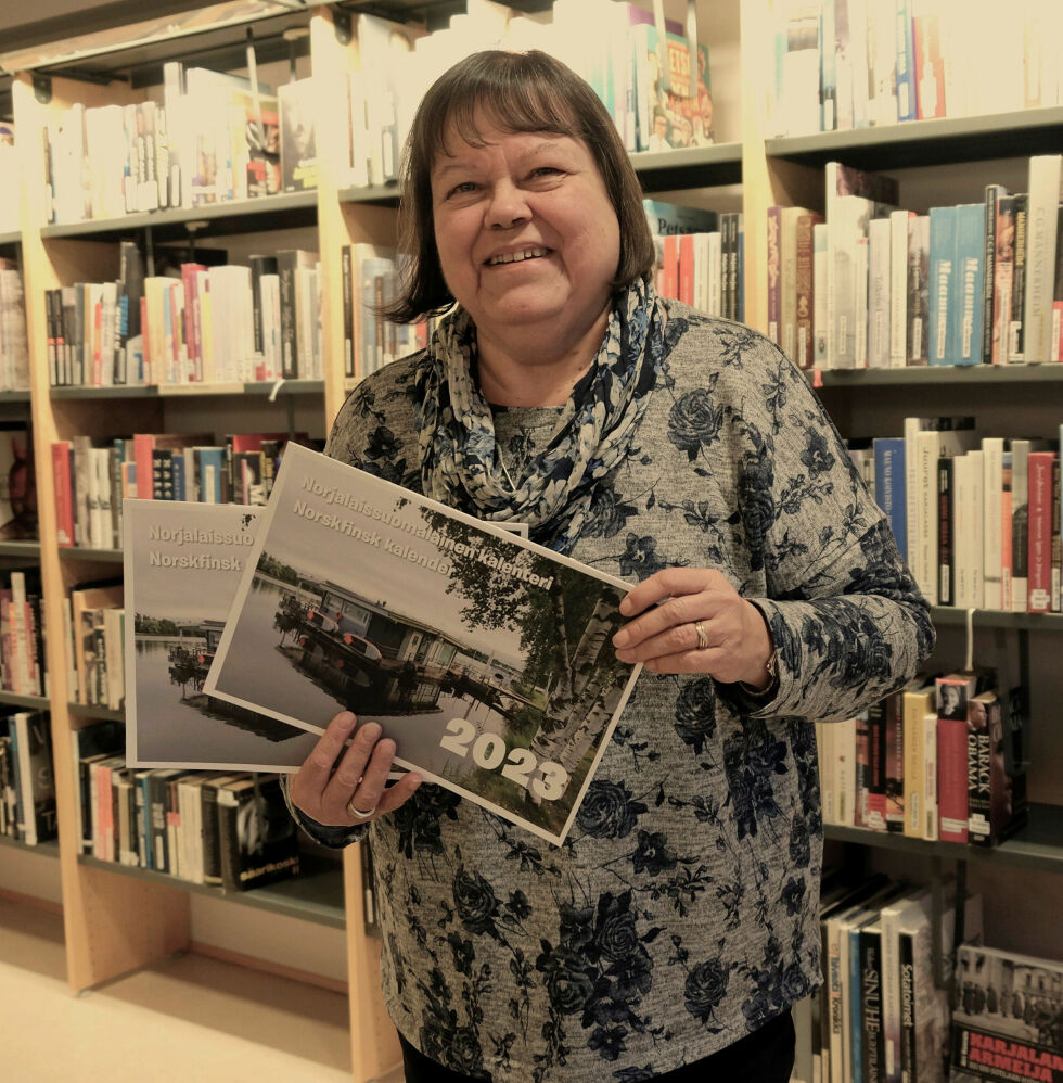 Maarit Garvo med årets kalender.
 Foto: Bjørn Hildonen