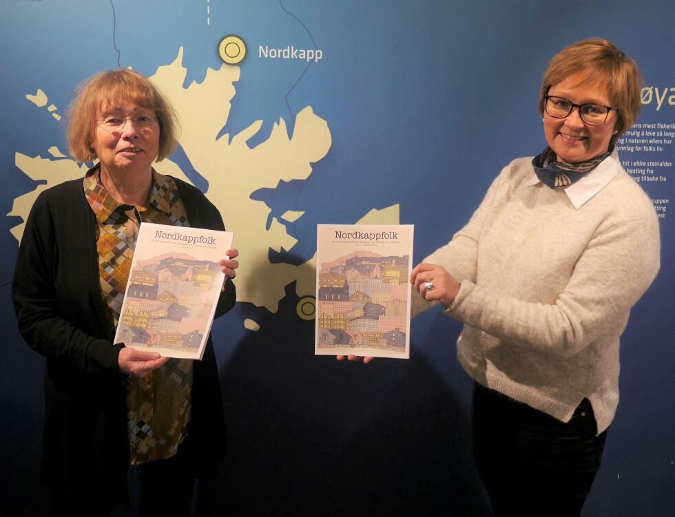 Nordkapp historielag fikk 15.000 kroner i tilskudd til utgivelse av et nytt nummer av magasinet «Nordkappfolk». Her viser Marit Tjernstad (til venstre) og Heidi Holmgren frem første utgave av magasinet. Arkivfoto: Geir Johansen