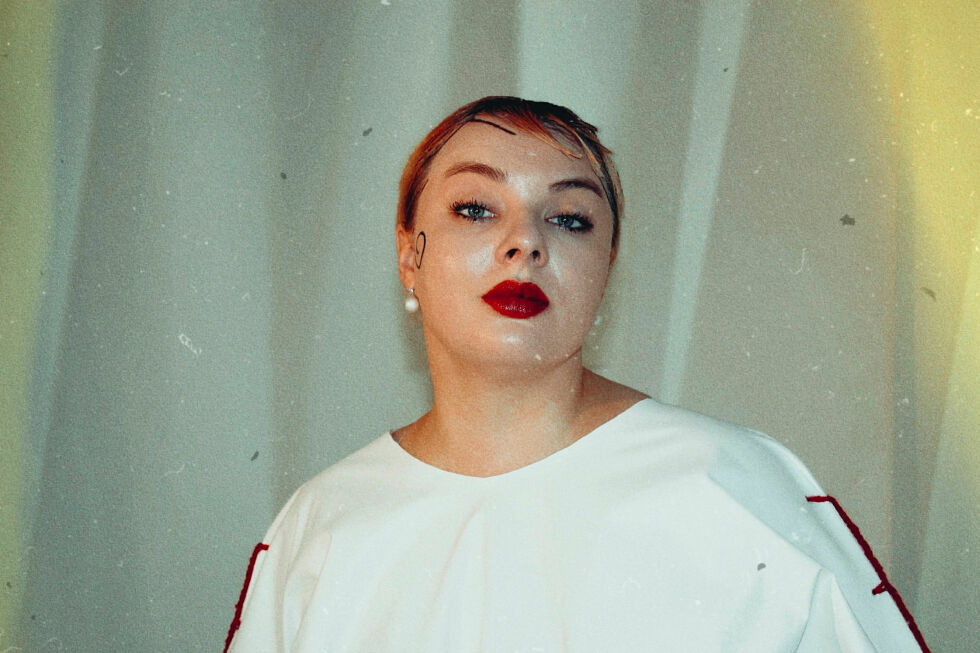 Thea Thomassen, med artistnavnet Nano Bey, gir ut sitt debutalbum førstkommende fredag 29. september. Girlpower, indre styrke, er tema.
 – Ha trua, er budskapet.
 Foto: Pressefoto: Ulvepuls