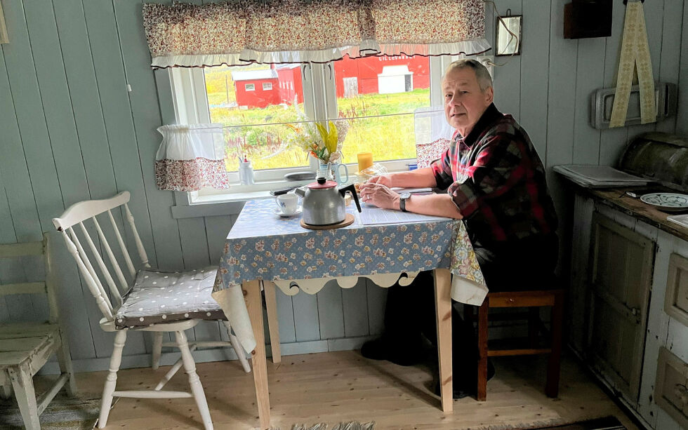 Vi samtaler med Kalle Güettler i Marj-Inger-huset, over 80 år etter at hans onkel Jan Güettler besøkte den lille sjøsamiske bygda, der han lærte om samiske helbredelsestradisjoner.
 Foto: Elin Wersland