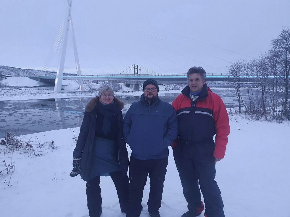 Fra venstre: Kristin Bredal, sjefdesigner, programmerer Lars Grieg Hermansen, teknisk sjef Stian Lindquist fra oslofirmaet Zenisk som styrer lyssettinga på nye Tana bru var i Tana denne uken for å utvikle dataprogrammet. Foto: Tom Hardy
 Foto: Tom Hardy