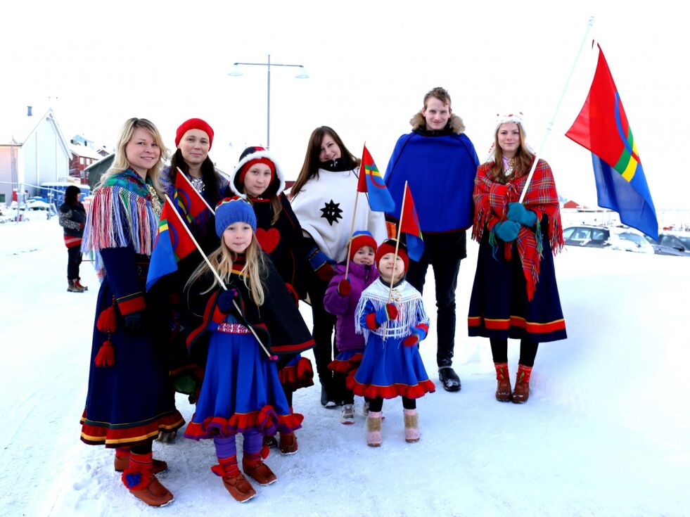 Et smilende og opplagt gjeng som forbereder seg til felles tog med IL Nordkyn fra Kjøllefjord sentrum opp til idrettshallen. Fra venstre bak: Charlotte Angell, Anette V. Pirttimäki, Elisa V. Pirttimäki, Susann Paulsen, William Sagen, Kine Hammer Henriksen. Fra venstre foran: Emma V. Pirttimäki, Leah Paulsen, Emine W. Angell.
 Foto: Bjørn Roald Lillevik