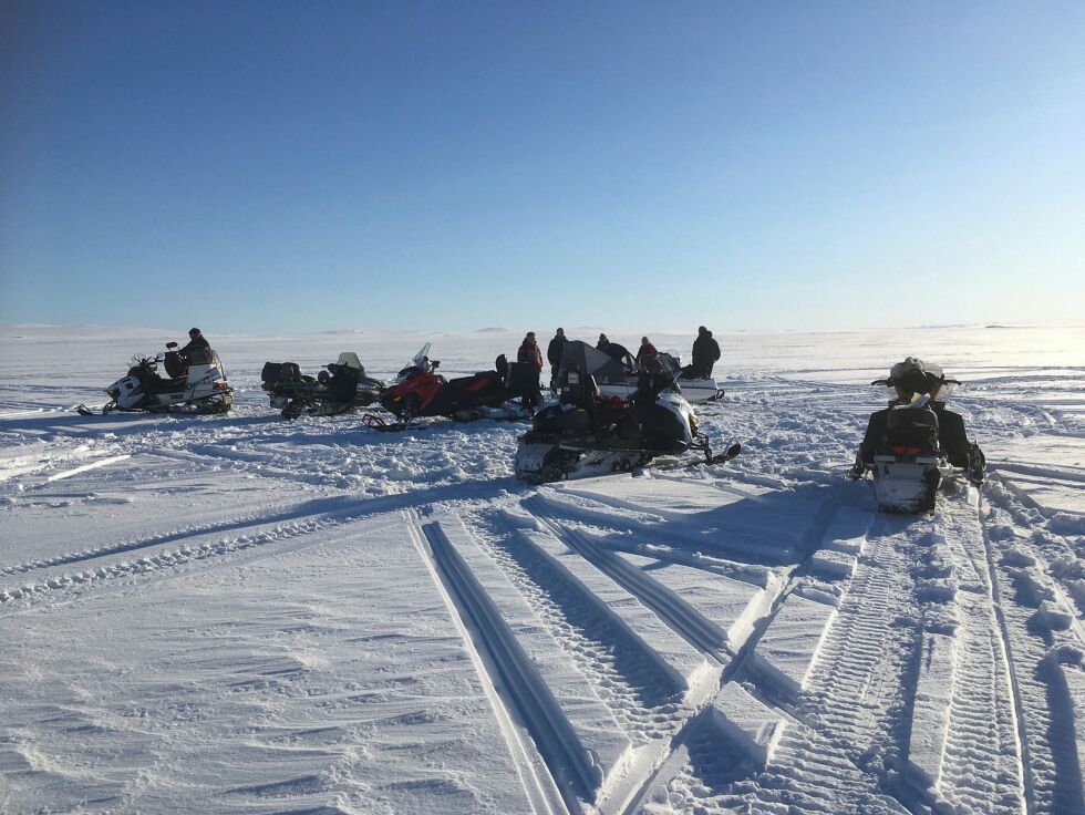 I drømme­vær­et var det in­gen som had­de lyst til å star­te hjem fra vest­vid­da i Pors­ang­er. Noen kom opp et­ter ar­beids­tid og skul­le fiske til nær­me­re mid­natt.
 Foto: Sonja E. Andersen
