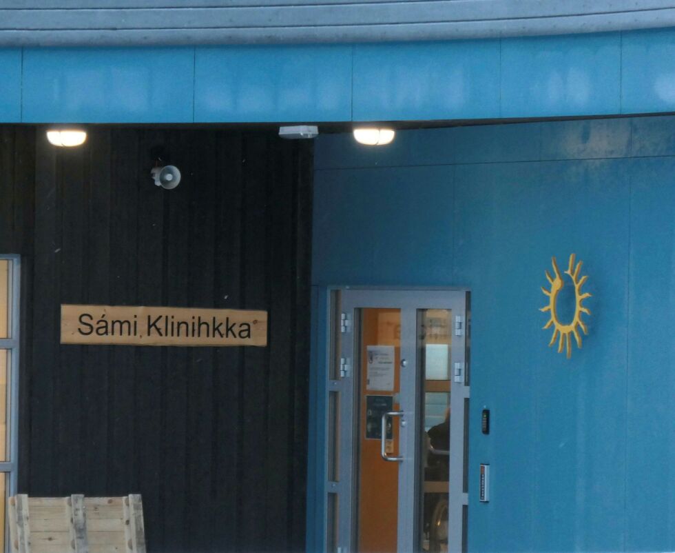 Ester Fjellheim hevder at Sámi kli­nihk­ka ikke har søkt om a bli god­kjent som en in­sti­tu­sjon som kan være med å ut­dan­ne sam­iske Ieger in­nen de uli­ke spe­sia­li­te­te­ne. Det betyr full brems på utviklingen av den samiske helsetjenesten.
 Foto: STEIN TORGER SVALA