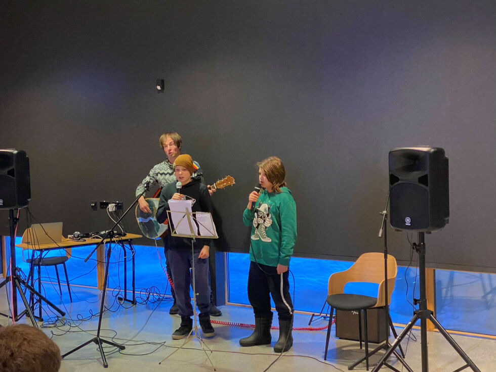 Kootkmiõht-duo, rapduoen Kootkmi med Aarni Seri og Ilmari Leivo fikk det skikkelig til å svinge hos det godt voksne publikumet i Neiden sist torsdag med sin skoltesamiske rap. Foto: Hallgeir Henriksen
 Foto: Hallgeir Henriksen