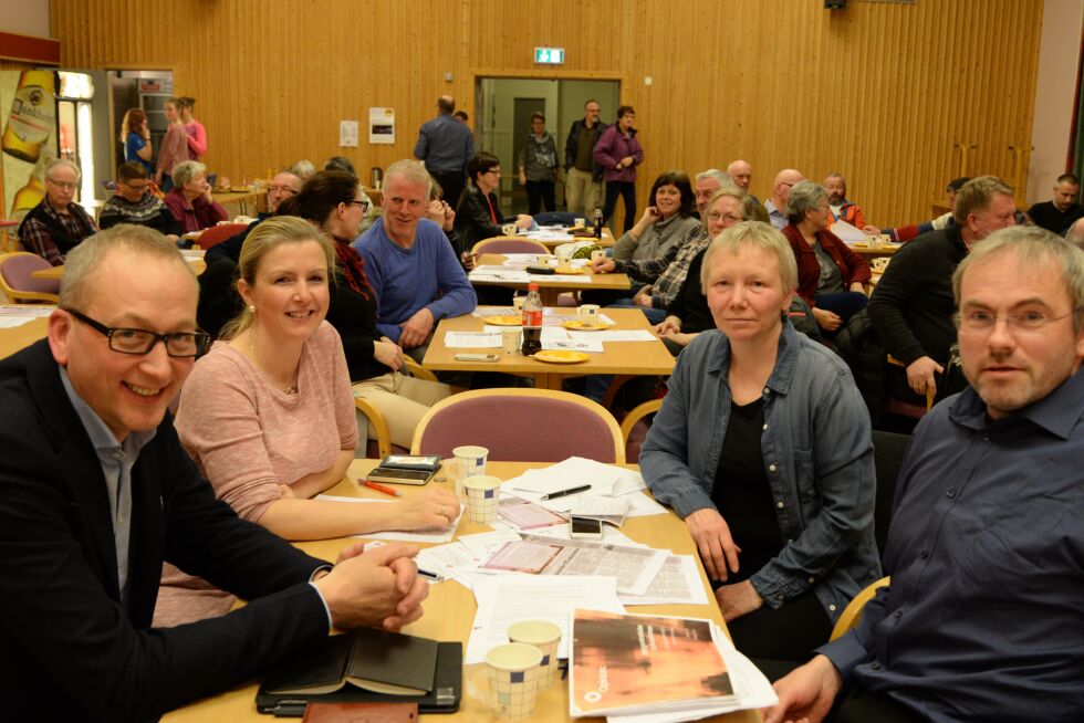 Folkeaksjonen for ETS hadde trommet sammen til medlemsmøte på Evenes samfunnshus mandag kveld. De disket opp med kultur i regi av ETS kulturskole, og 9. klassen holdt kafé til inntekt for sin klassetur. Rundt bordet fra venstre Terje Bartholsen, Torill Larsen, Kjersti Myrnes Balto og Pål Johansen. Sistemann i styret Reidar Larsen var på ferie.
 Foto: Steinar Solaas