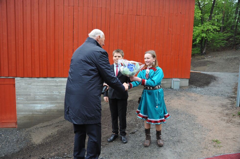 MOTTAKELSESKOMITE: Joakim Mjelde og Melinda Celin Johansen fra Porsanger møtte kong Harald med blomster da han overvar åpningen av gjenreisningshuset fra Olderfjord og fjøset fra Indre Billefjord på Norsk Folkemuseum.
 Foto: Erik Brenli