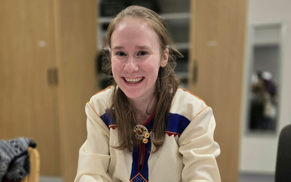 Eline Sandvik fra Hammerfest bestemte seg for å skaffe sin egen kofte. Porsangerkofta bar hun for første gang i sitt liv på samenes nasjonaldag på Pasvik folkehøgskole.
 Foto: Yngve Beddari