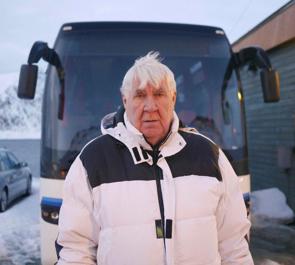 Etter 36 år som  bussjåfør har Alf Stenersen  parkert bussen for godt. Han tilbringer nå tiden som pensjonist i Honningsvåg. Foto: Geir Johansen
