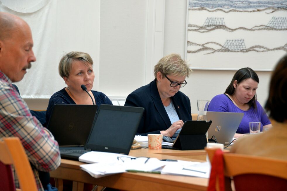 Ordfører Aina Borch (Ap) og rådmann Bente Larssen tar på ytterste alvor den truende økonomiske situasjonen med nær 17 millioner i minus hittil i år.
 Foto: Sonja E. Andersen