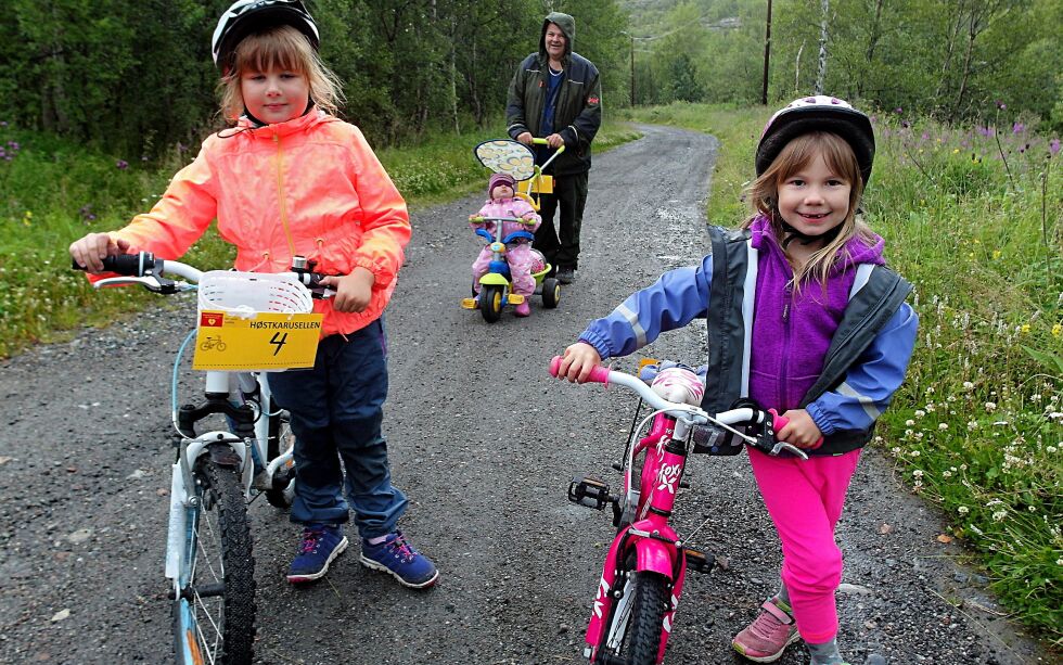 Deltaker nr 4 er Elisabeth Lund sammen med Mathea Johnskareng, og bakerst er Angelika Lund sammen med pappa Bjørn Lund, som alle trivdes godt med litt ettermiddagstrim.
 Foto: Privat
