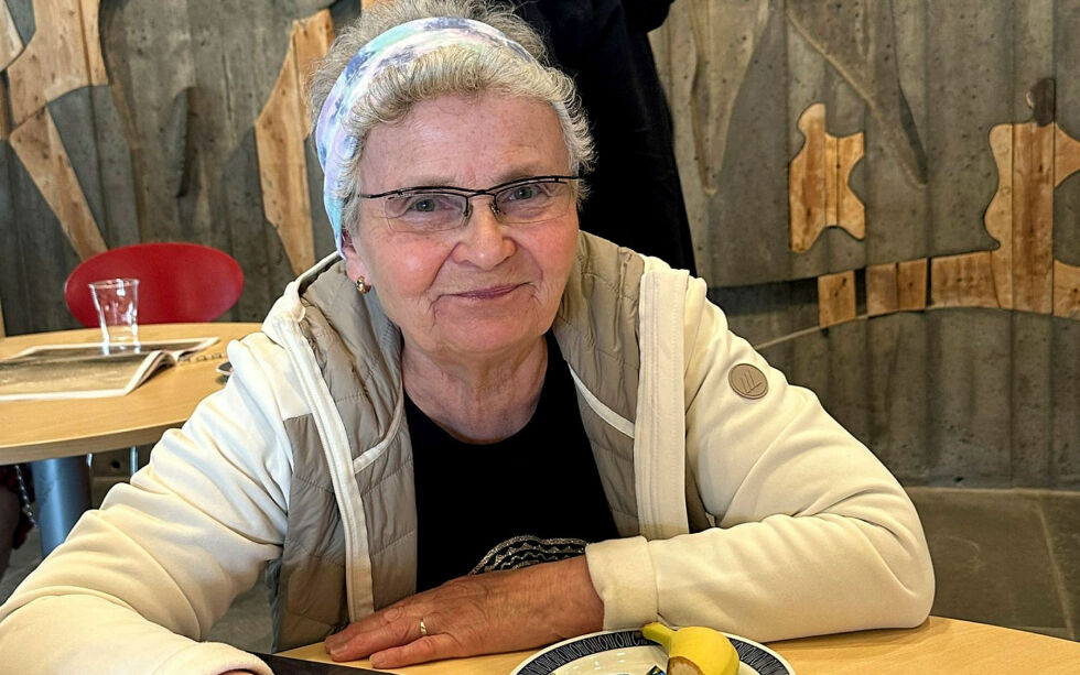 Margit Anna Utsi Kemi kjente igjen sin oldemor og sin bestemors søster på noen av de gamle fotografiene.
 Foto: Anders Henriksen