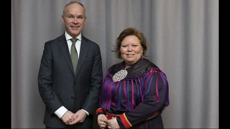 Halvårig møte mellom enhver sittende "sameminister" og og enhver sittende sametingsråd er fast ordning i henhold til konsultasjonsavtalen mellom Sametinget og regjeringa. Kommunal- og moderniseringsminister Jan Tore Sanner (H) og hans folk møter sametingspresidetn Vibeke Larsen (uavh.) og hennes råd i Karasjok denne gangen.
Foto: Ann Kristin Lindaas/KMD