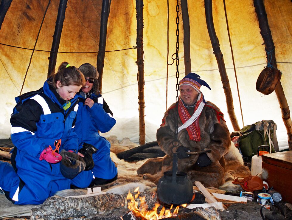 Her sitter Marielle og Annemijn Boerboom fra Nederland sammen med Ole Eira. Det var så vidt turistene turte å smake på kaffen. En liten kopp gikk på deling.
 Foto: Elin Margrethe Wersland