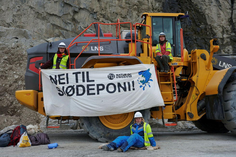 Natur og Ungdom kjemper mot fjorddeponi og for urfolksrettigheter sammen med Naturvernforbundet, NSR og NSR Nuorat.
 Foto: Sebastian Goepel
