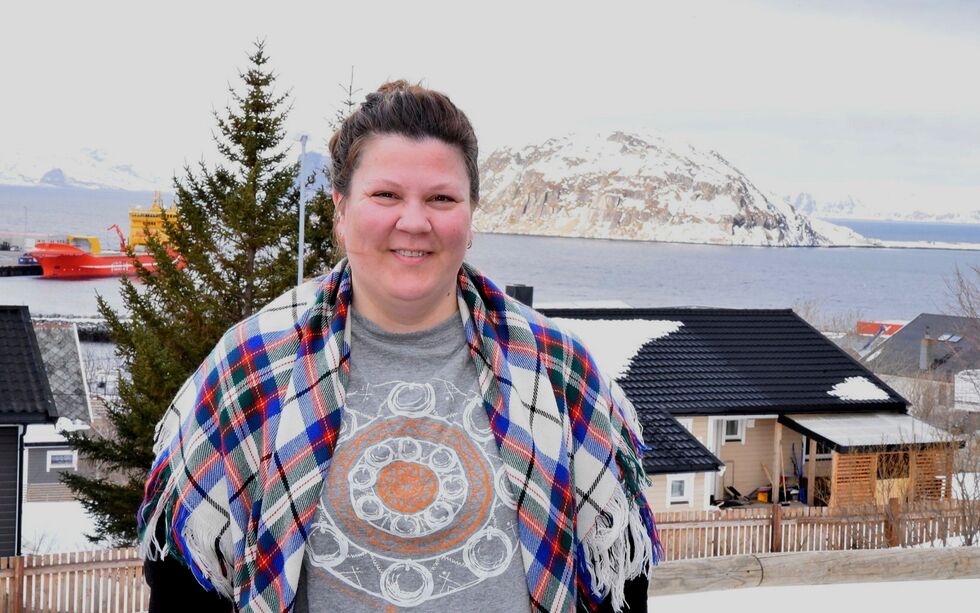 June Pedersen er styremedlem i kulturorganisasjonen Gula. De jobber med å synliggjøre det sjøsamiske i Vest-Finnmark. – Vi er absolutt her i rett tid, sier Pedersen.
 Foto: Cecilie Ditløvsen
