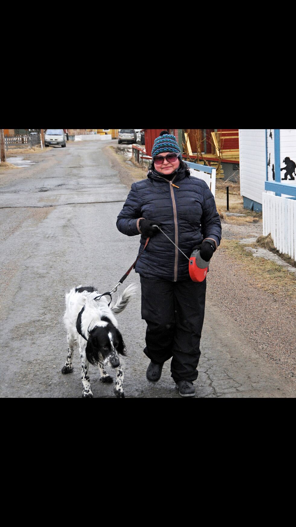 Natalie Hansen i Bugøynes savner flere enn hunden og mannen sin å gå tur med i Bugøynes og i terrenget utenfor, og håper hun får følge med noen en vakker dag.
 Foto: Hallgeir Henriksen