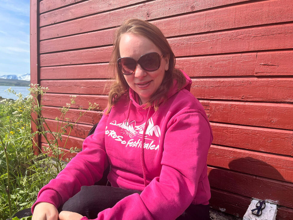 Sol­bjørg Ras­mus­sen slapper av i sola.
 Foto: Elin M. Wersland
