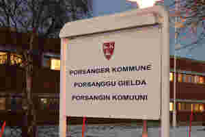 Ordfører ute i gjørma