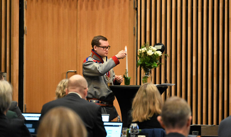 Fylkesordfører Tarjei Jensen Bech tenner lys for Ukraina.
 Foto: Hanne Holmgren Lille